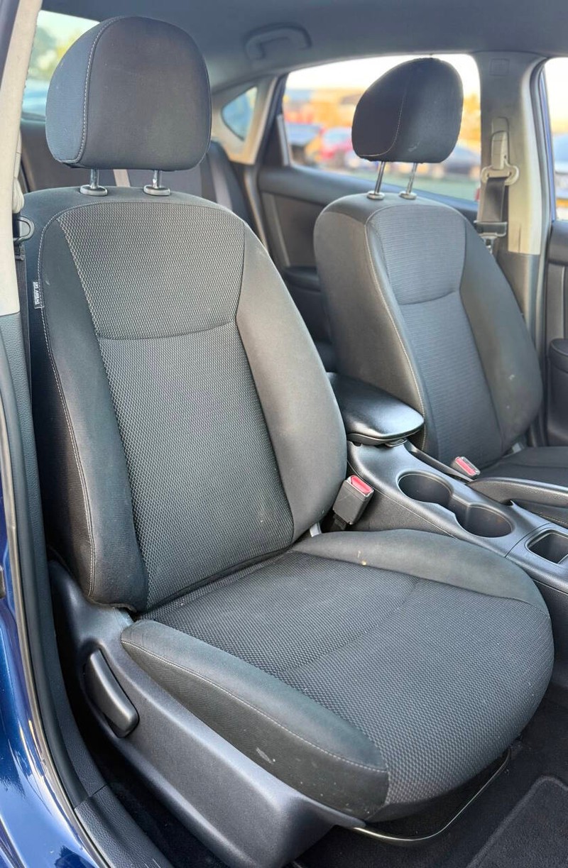 Nissan Sentra Vehicle Full-screen Gallery Image 13
