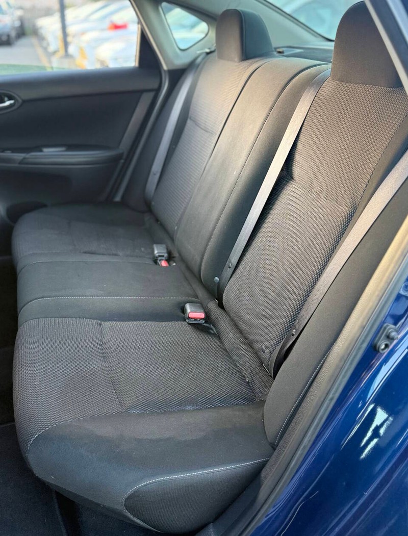 Nissan Sentra Vehicle Full-screen Gallery Image 15