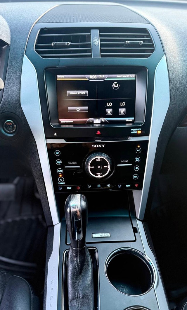Ford Explorer Vehicle Full-screen Gallery Image 12