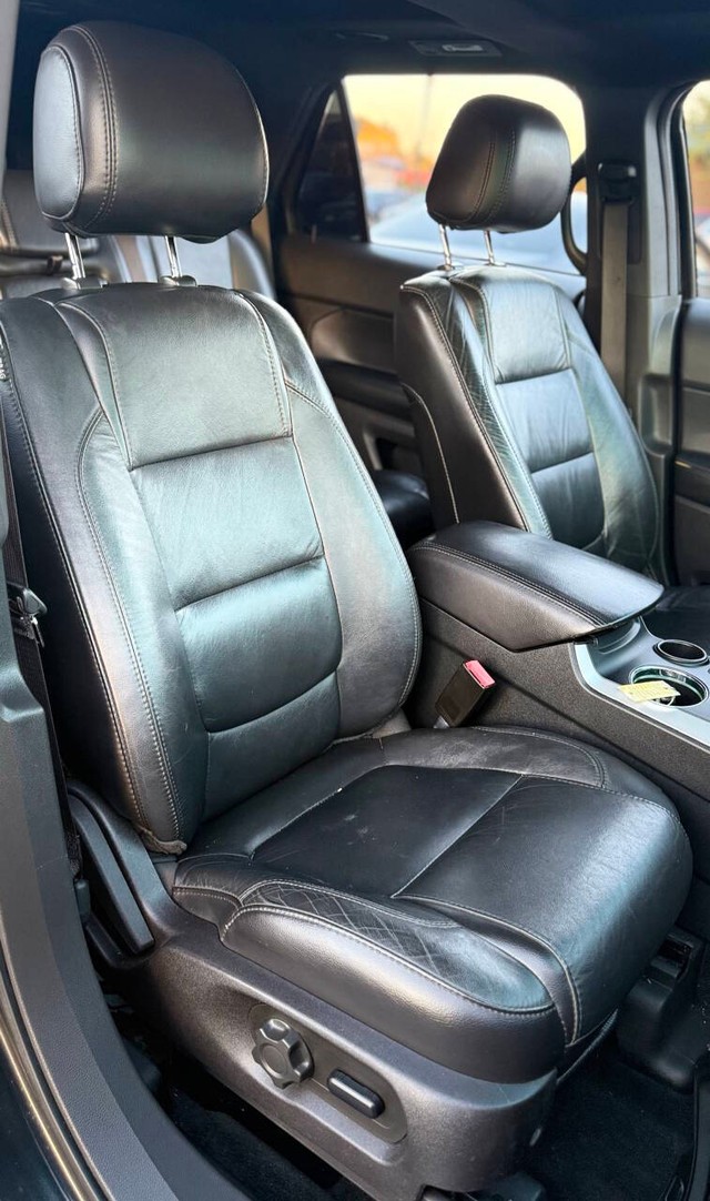 Ford Explorer Vehicle Full-screen Gallery Image 14