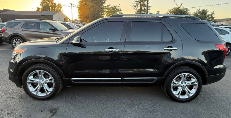 Ford Explorer Vehicle Full-screen Gallery Image 07