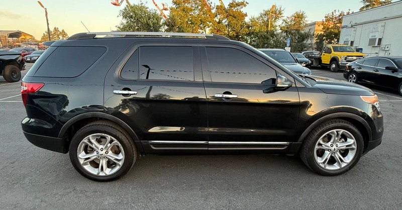 Ford Explorer Vehicle Full-screen Gallery Image 08