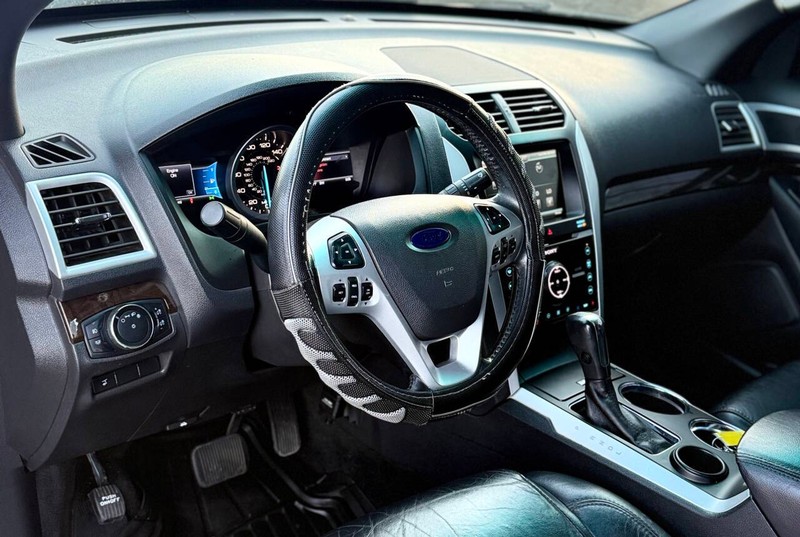 Ford Explorer Vehicle Full-screen Gallery Image 09