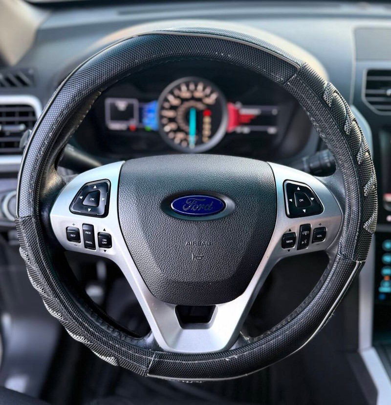 Ford Explorer Vehicle Full-screen Gallery Image 11