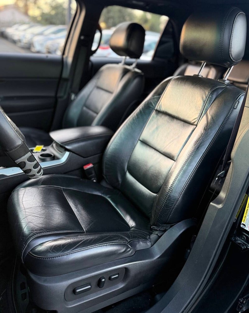 Ford Explorer Vehicle Full-screen Gallery Image 13