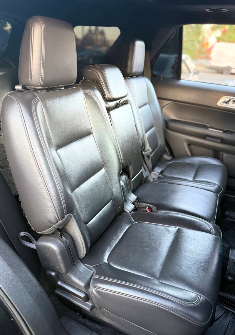 Ford Explorer Vehicle Full-screen Gallery Image 15