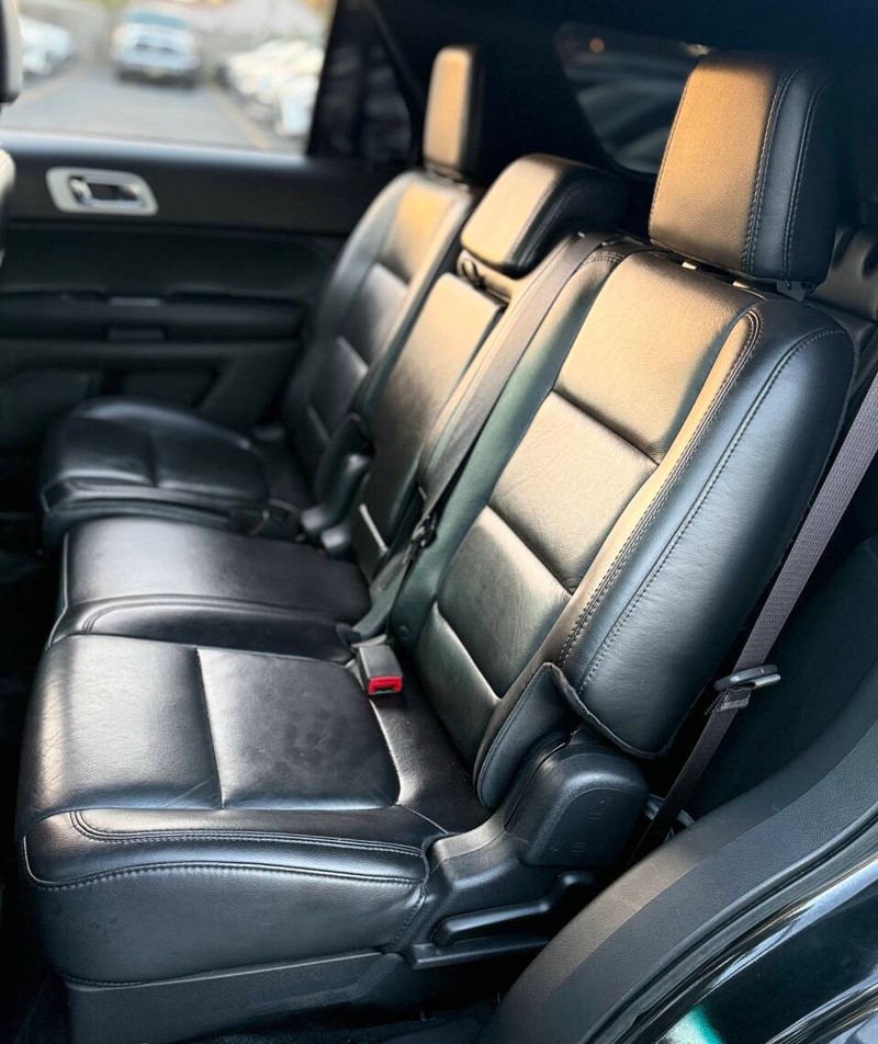 Ford Explorer Vehicle Full-screen Gallery Image 16