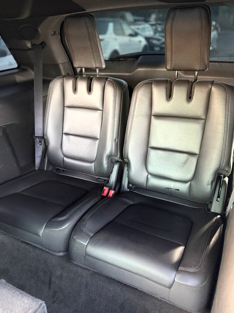 Ford Explorer Vehicle Full-screen Gallery Image 17
