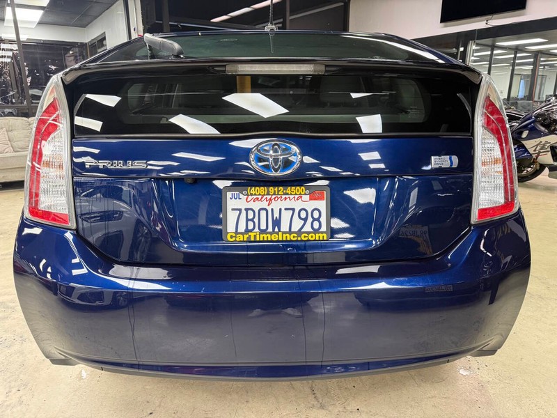 Toyota Prius Vehicle Full-screen Gallery Image 04