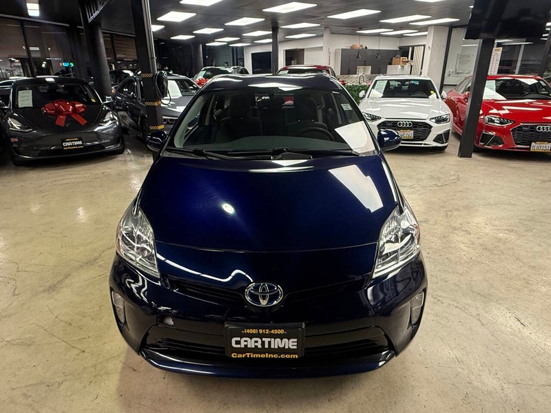 Toyota Prius Vehicle Full-screen Gallery Image 06