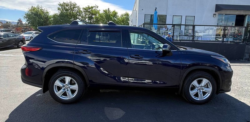 Toyota Highlander Vehicle Full-screen Gallery Image 05