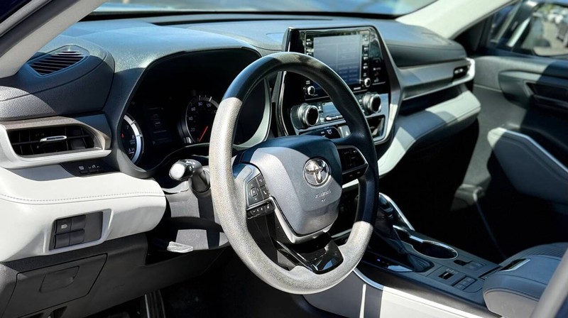 Toyota Highlander Vehicle Full-screen Gallery Image 09