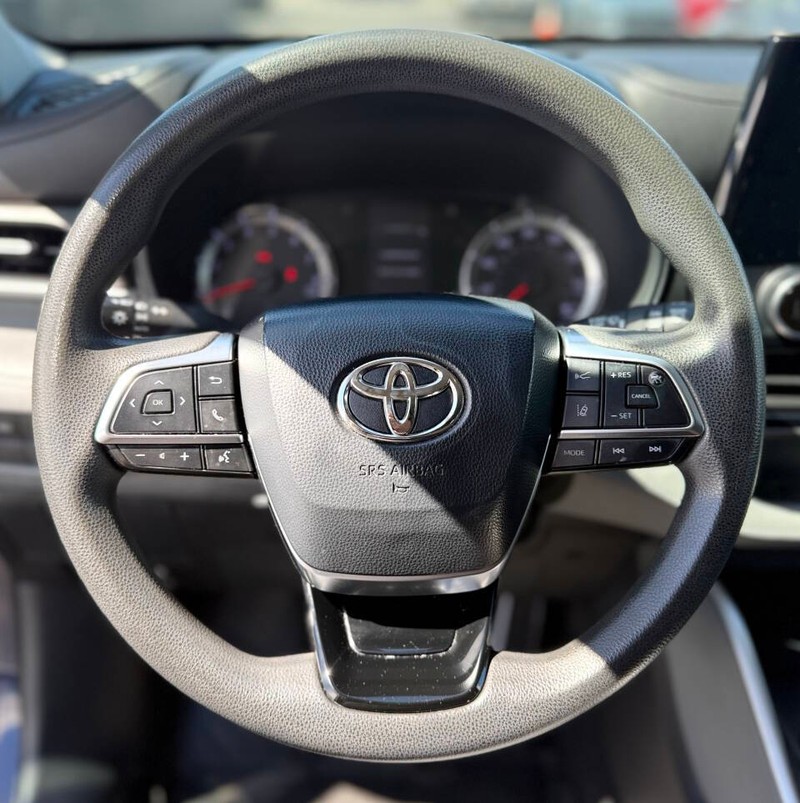 Toyota Highlander Vehicle Full-screen Gallery Image 10