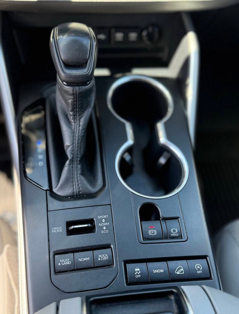 Toyota Highlander Vehicle Full-screen Gallery Image 11