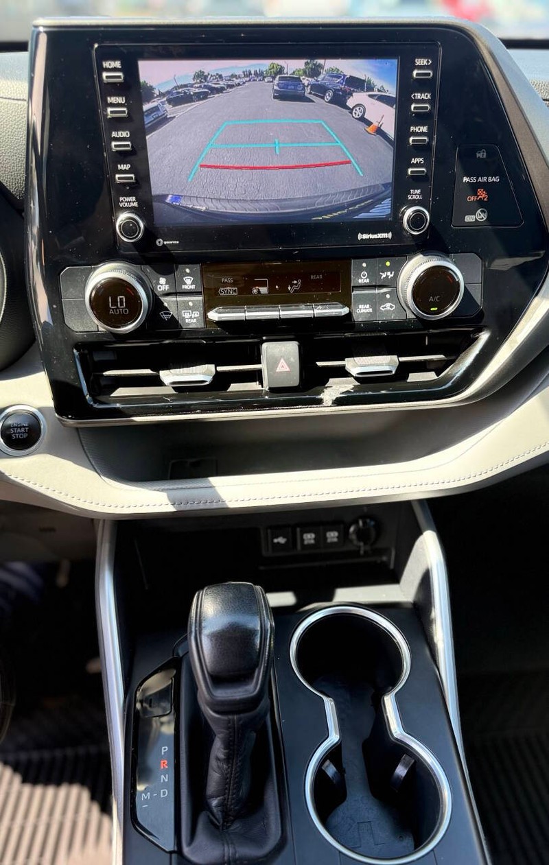 Toyota Highlander Vehicle Full-screen Gallery Image 12