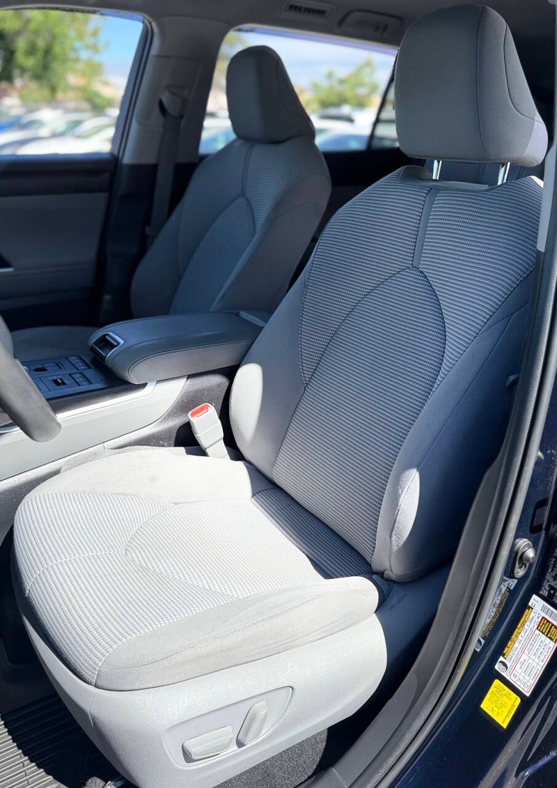 Toyota Highlander Vehicle Full-screen Gallery Image 13