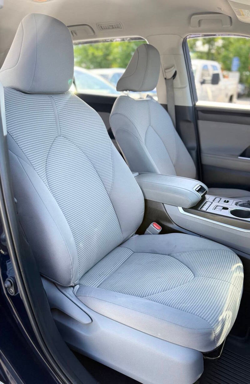 Toyota Highlander Vehicle Full-screen Gallery Image 15