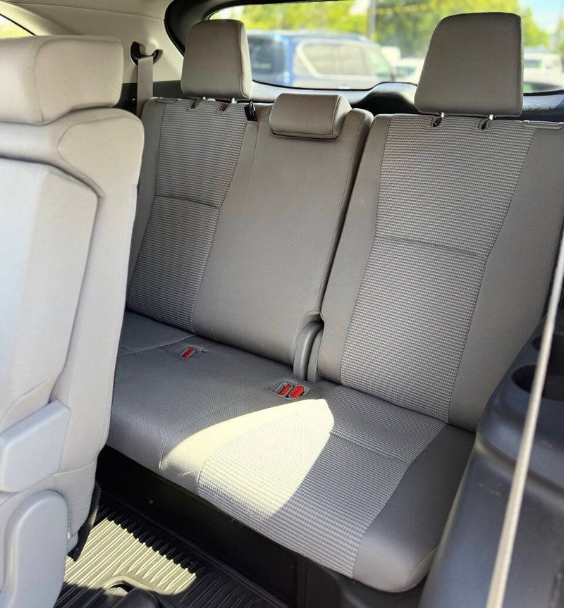 Toyota Highlander Vehicle Full-screen Gallery Image 16