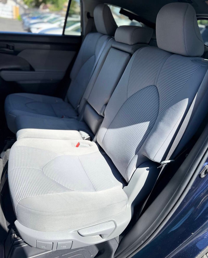 Toyota Highlander Vehicle Full-screen Gallery Image 17