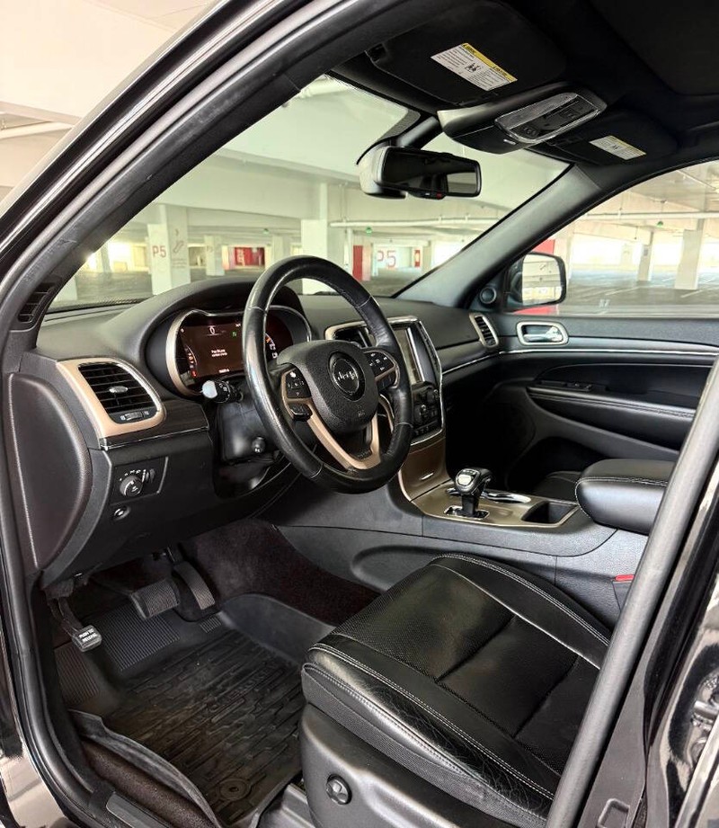 Jeep Grand Cherokee Vehicle Full-screen Gallery Image 19