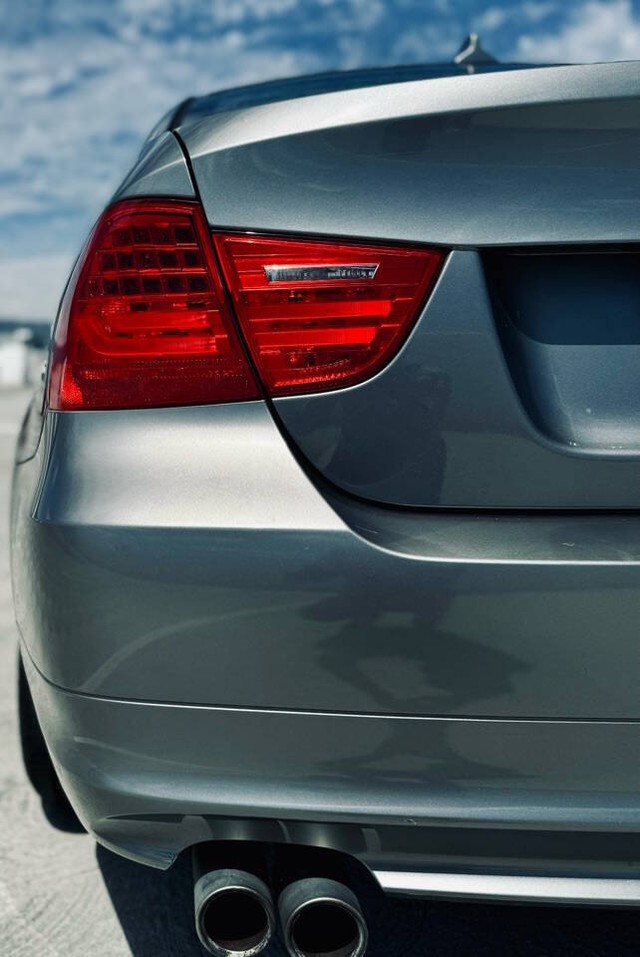 BMW 3 Series Vehicle Full-screen Gallery Image 13