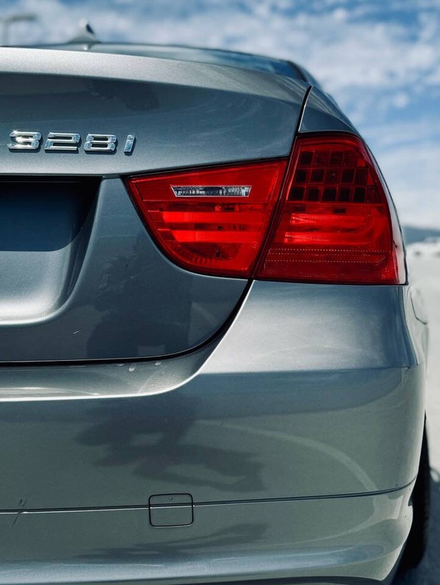 BMW 3 Series Vehicle Full-screen Gallery Image 14