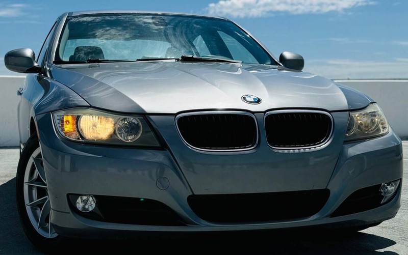 BMW 3 Series Vehicle Full-screen Gallery Image 02