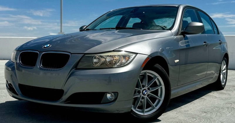 BMW 3 Series Vehicle Full-screen Gallery Image 03