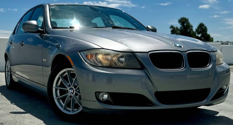 BMW 3 Series Vehicle Full-screen Gallery Image 04