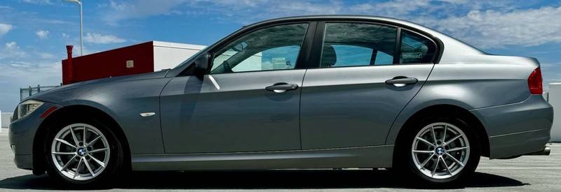 BMW 3 Series Vehicle Full-screen Gallery Image 05