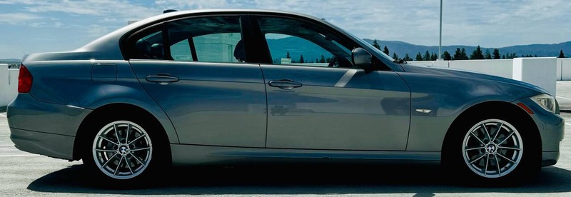 BMW 3 Series Vehicle Full-screen Gallery Image 06