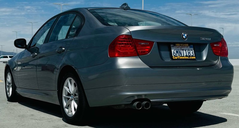 BMW 3 Series Vehicle Full-screen Gallery Image 07