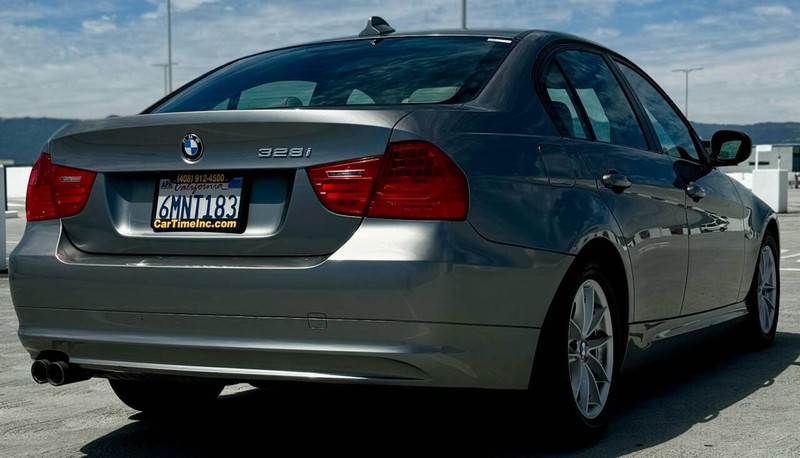 BMW 3 Series Vehicle Full-screen Gallery Image 08