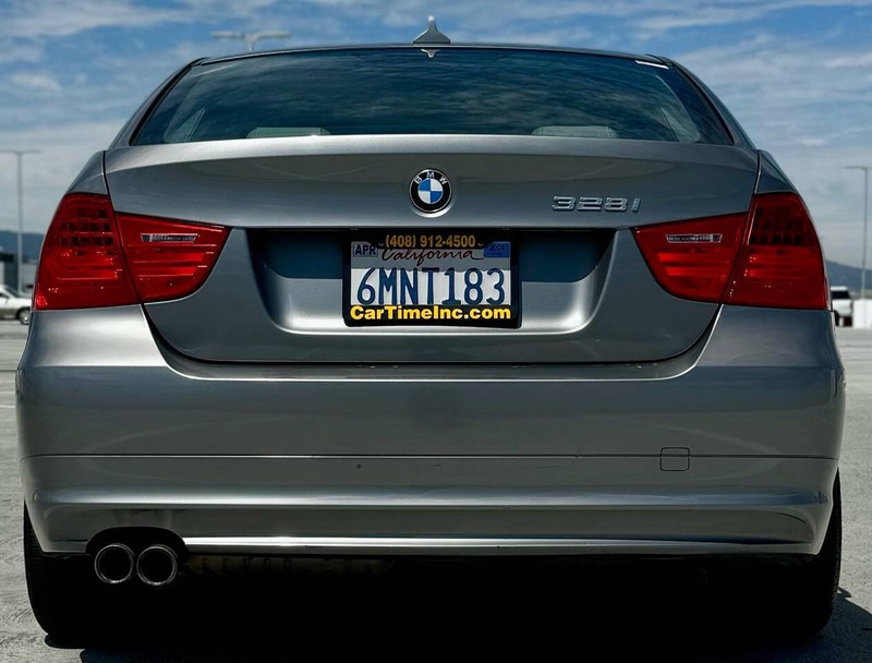 BMW 3 Series Vehicle Full-screen Gallery Image 09