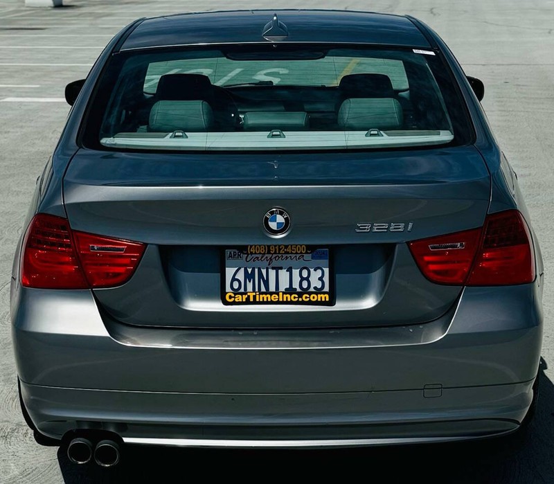 BMW 3 Series Vehicle Full-screen Gallery Image 10
