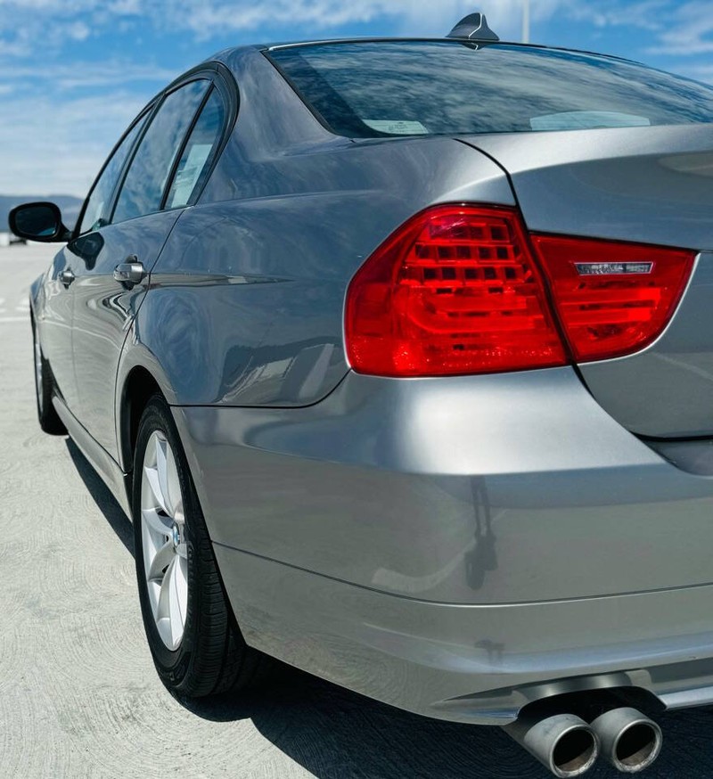 BMW 3 Series Vehicle Full-screen Gallery Image 11