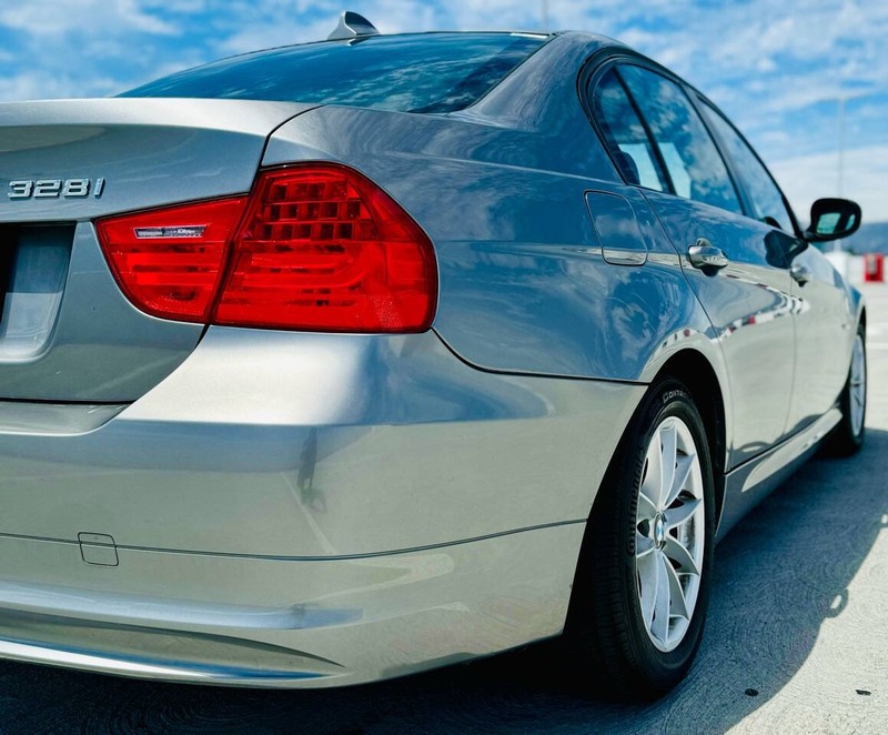 BMW 3 Series Vehicle Full-screen Gallery Image 12
