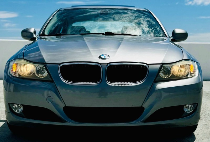 BMW 3 Series Vehicle Full-screen Gallery Image 15