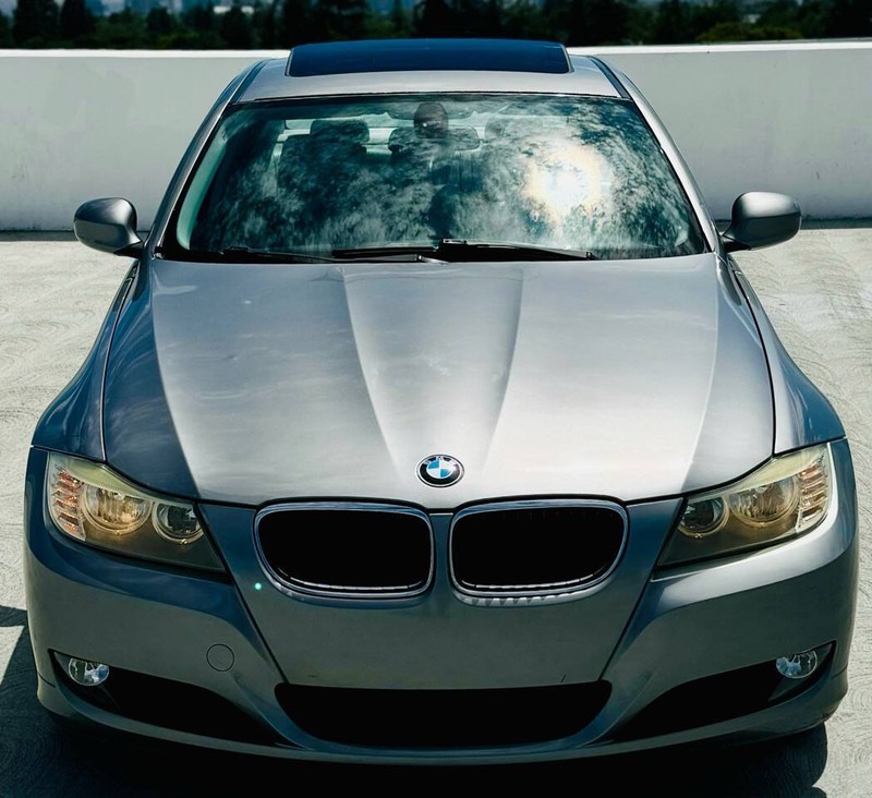 BMW 3 Series Vehicle Full-screen Gallery Image 16