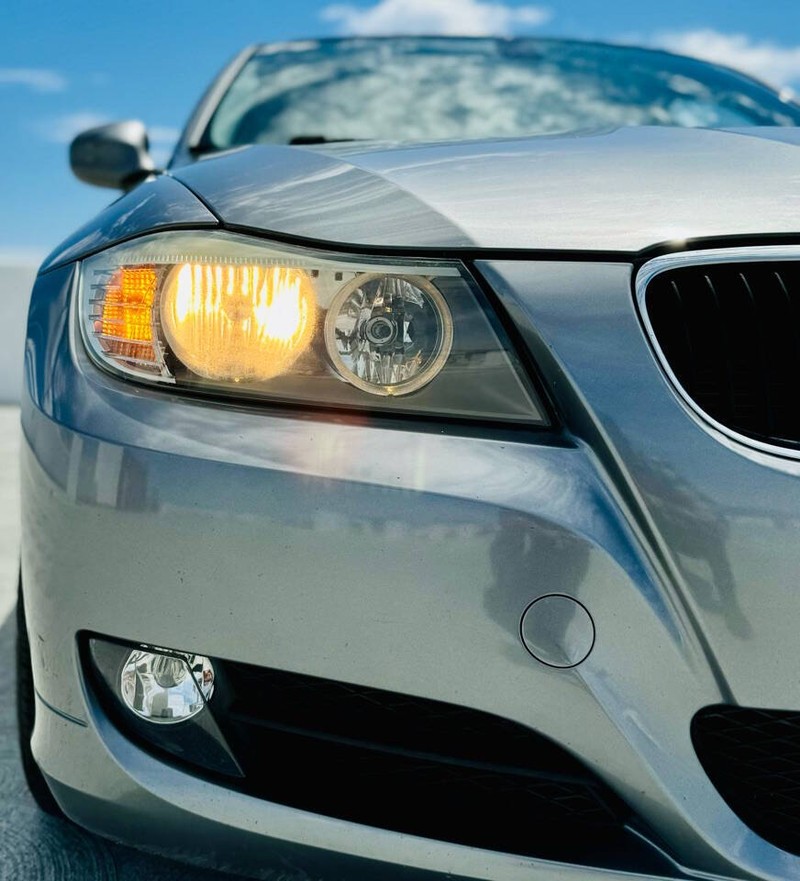 BMW 3 Series Vehicle Full-screen Gallery Image 17