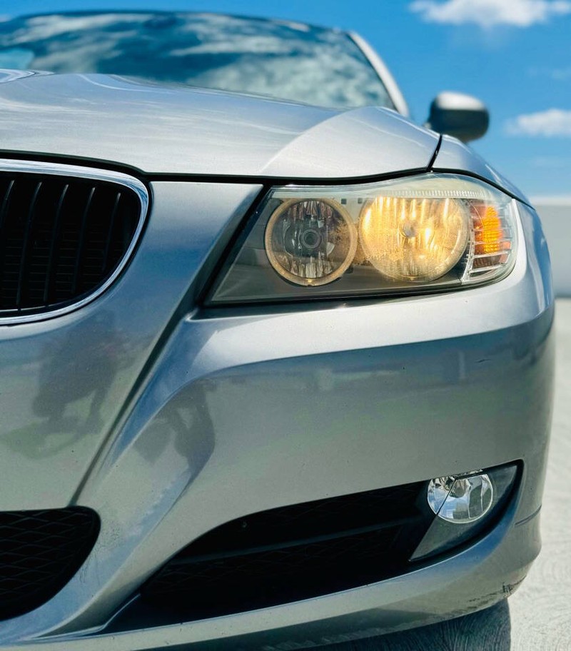 BMW 3 Series Vehicle Full-screen Gallery Image 18