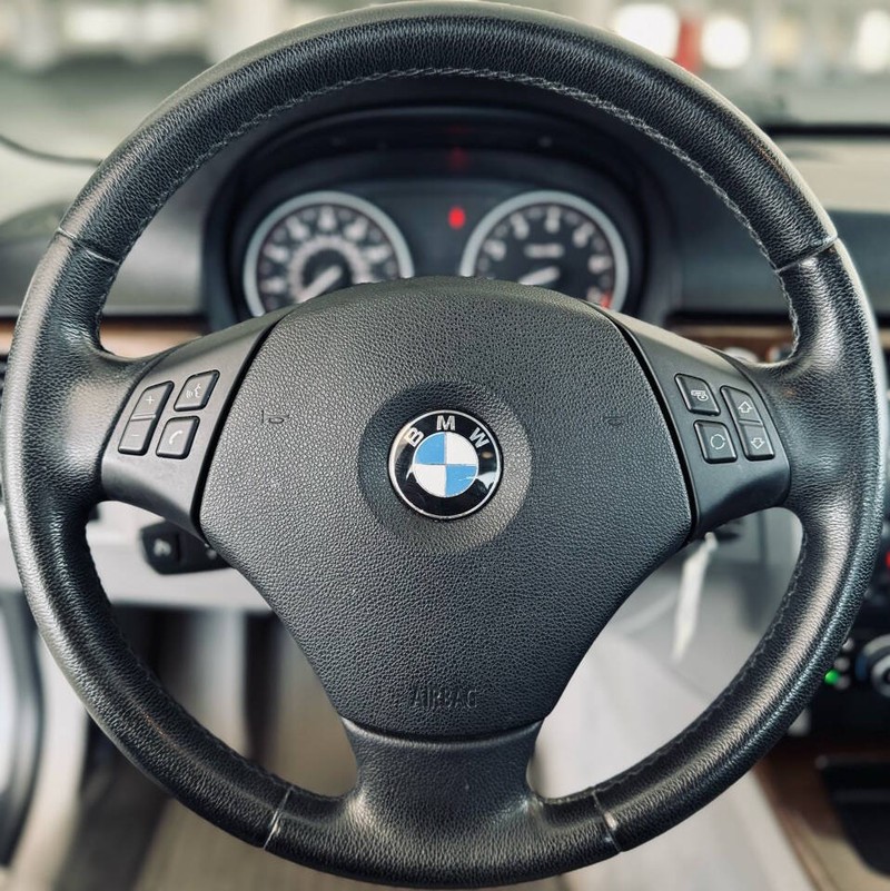 BMW 3 Series Vehicle Full-screen Gallery Image 19