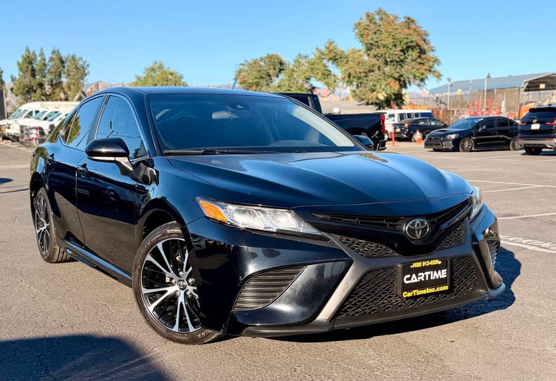 Toyota Camry Vehicle Full-screen Gallery Image 02