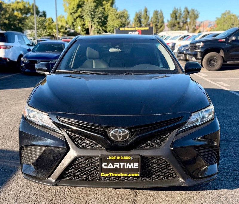 Toyota Camry Vehicle Full-screen Gallery Image 03