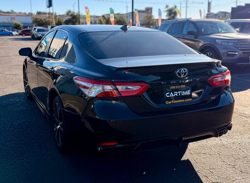 Toyota Camry Vehicle Full-screen Gallery Image 06