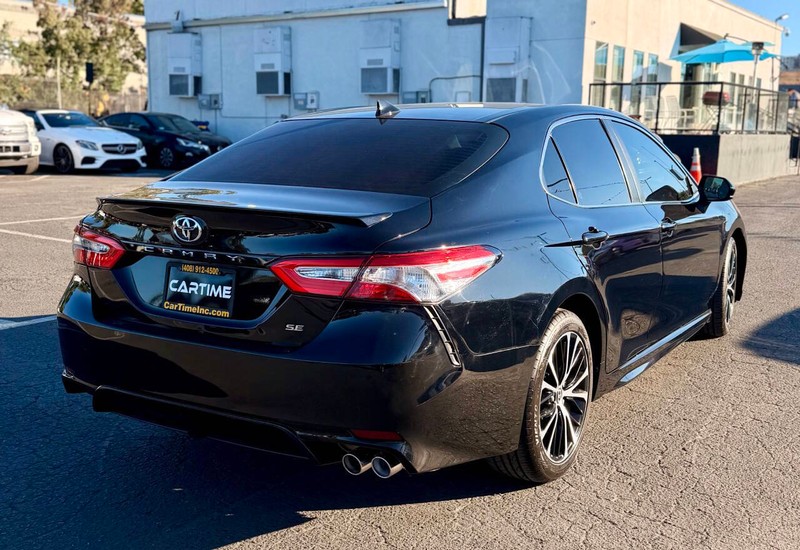 Toyota Camry Vehicle Full-screen Gallery Image 07