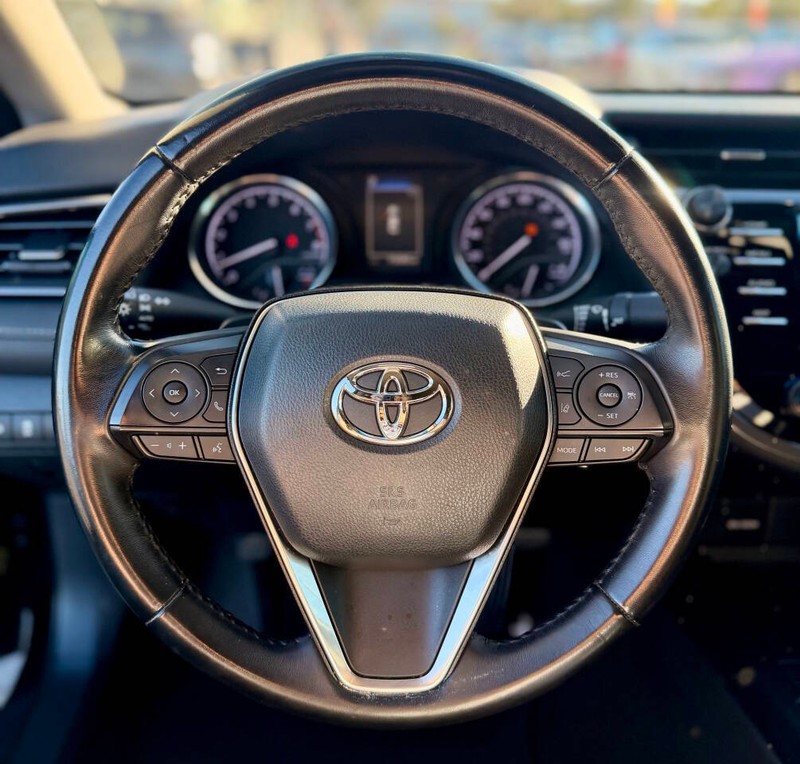 Toyota Camry Vehicle Full-screen Gallery Image 09
