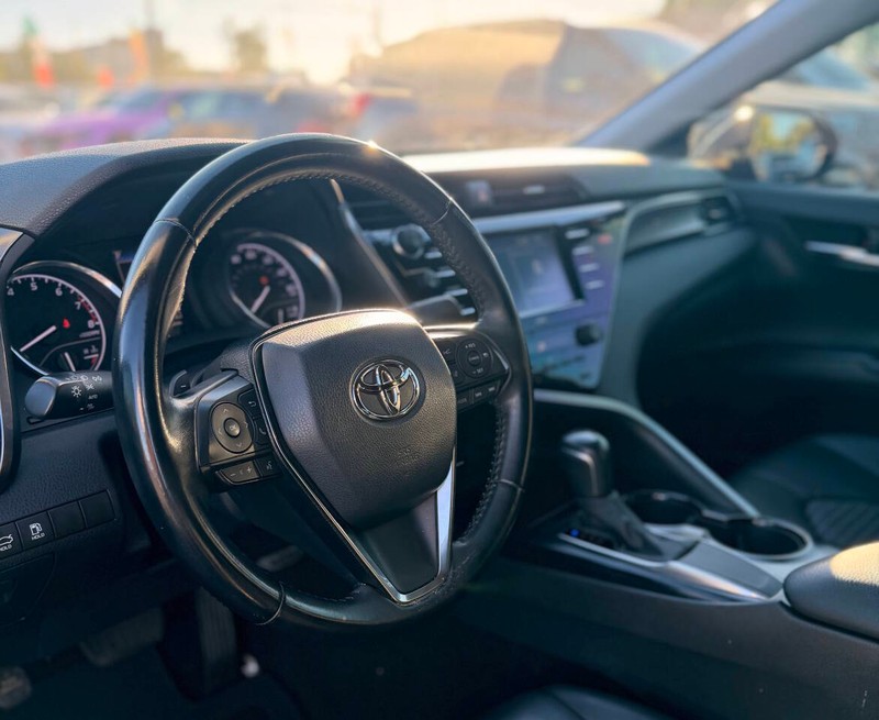 Toyota Camry Vehicle Full-screen Gallery Image 10