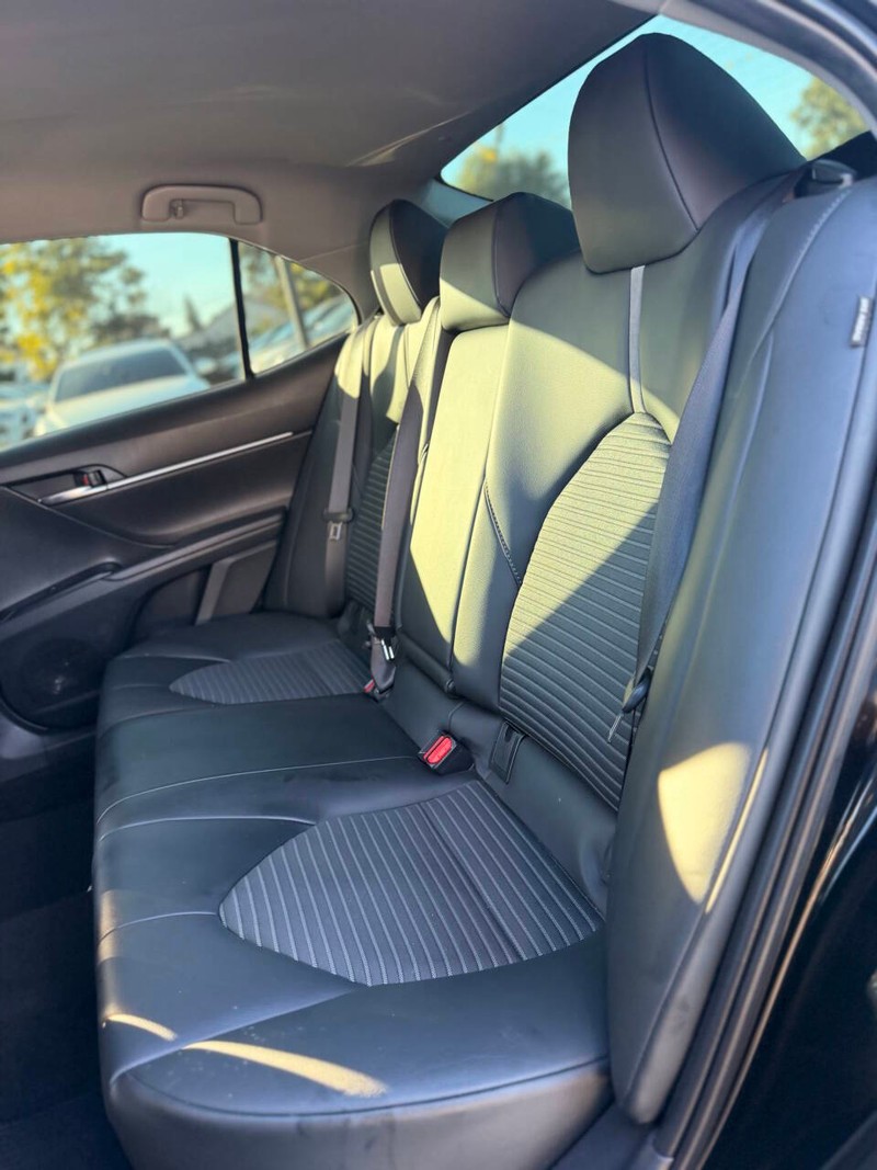 Toyota Camry Vehicle Full-screen Gallery Image 13