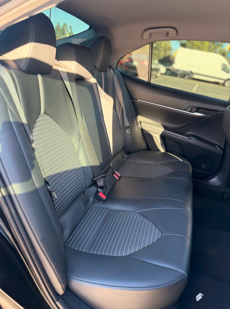 Toyota Camry Vehicle Full-screen Gallery Image 14